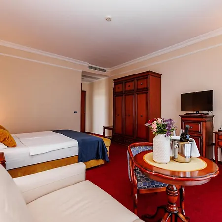 Savoy 4* أوباتيا